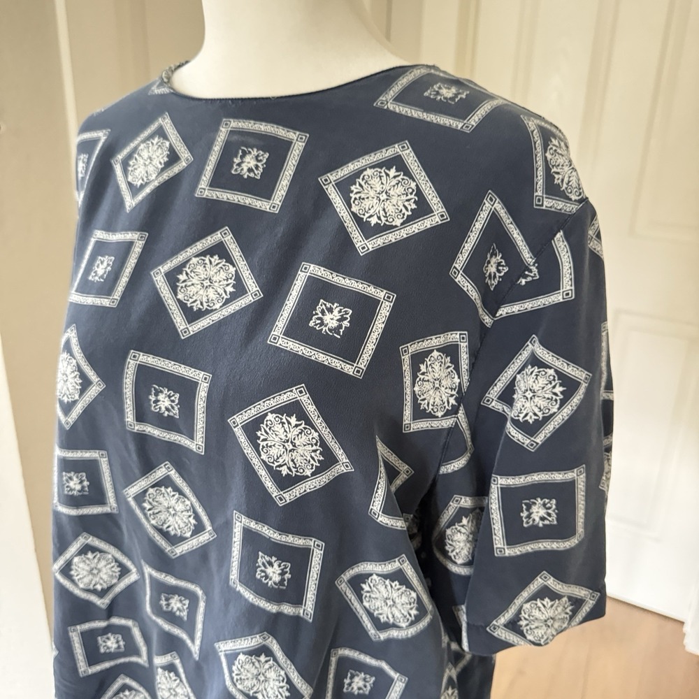 Vtg 90s Christie & Jill 100% Silk Blue Art Medallion Short Sleeve Blouse Boxy XL - Picture 6 of 10